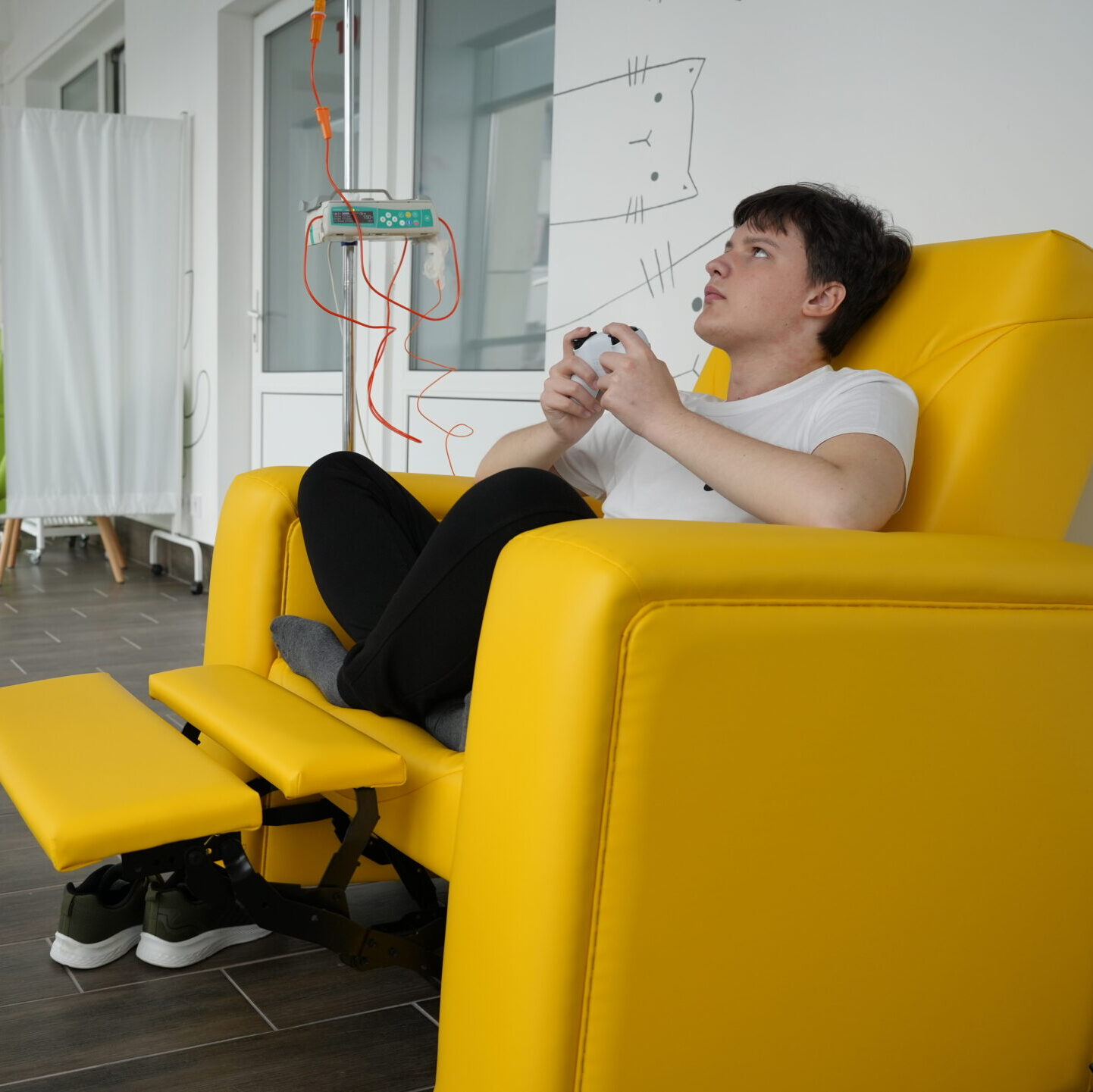 LandsAid_Evum_Ukraine_Tagesklinik_Junge spielt