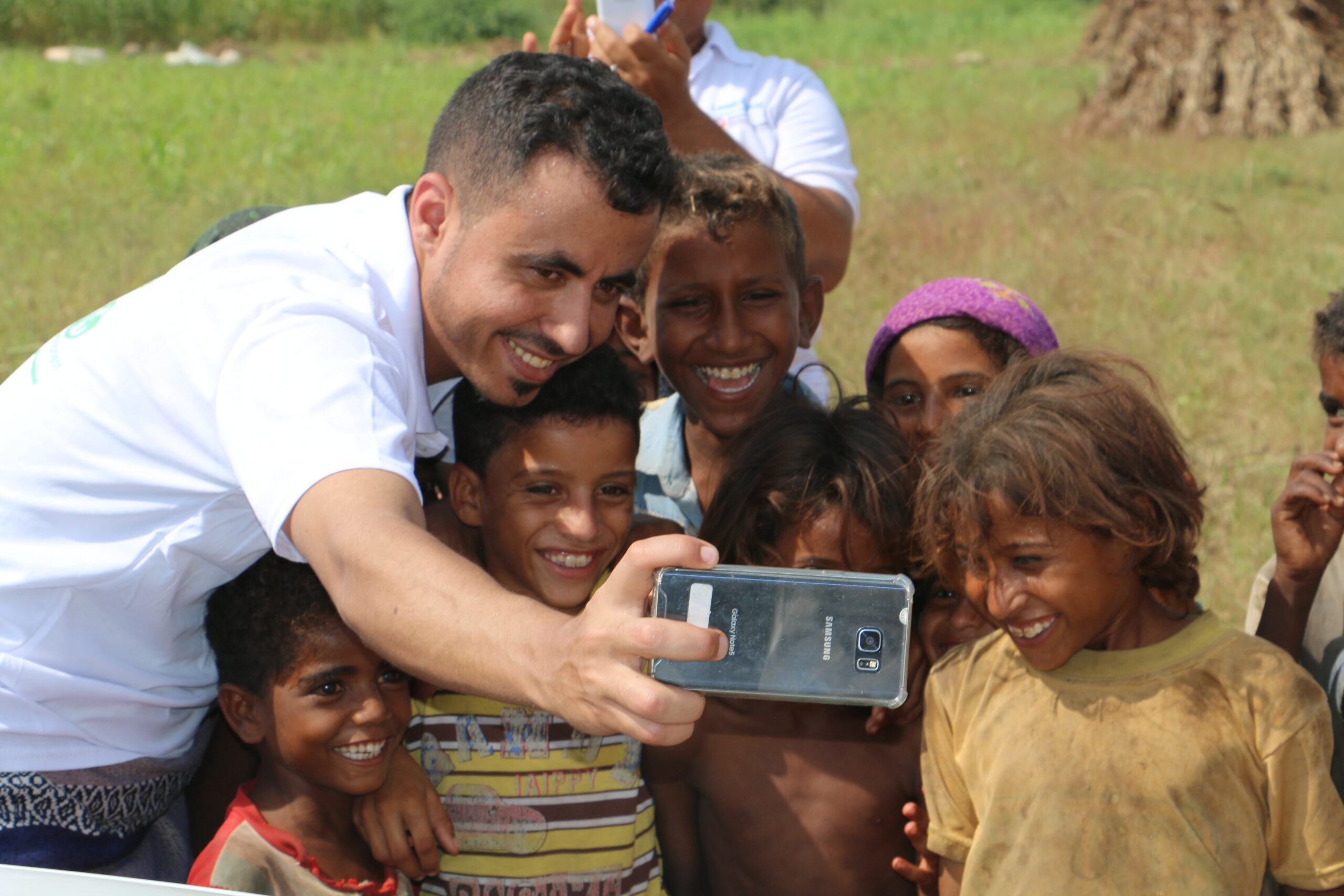 LandsAid_HND_Adel Hashem_Selfie mit Kindern