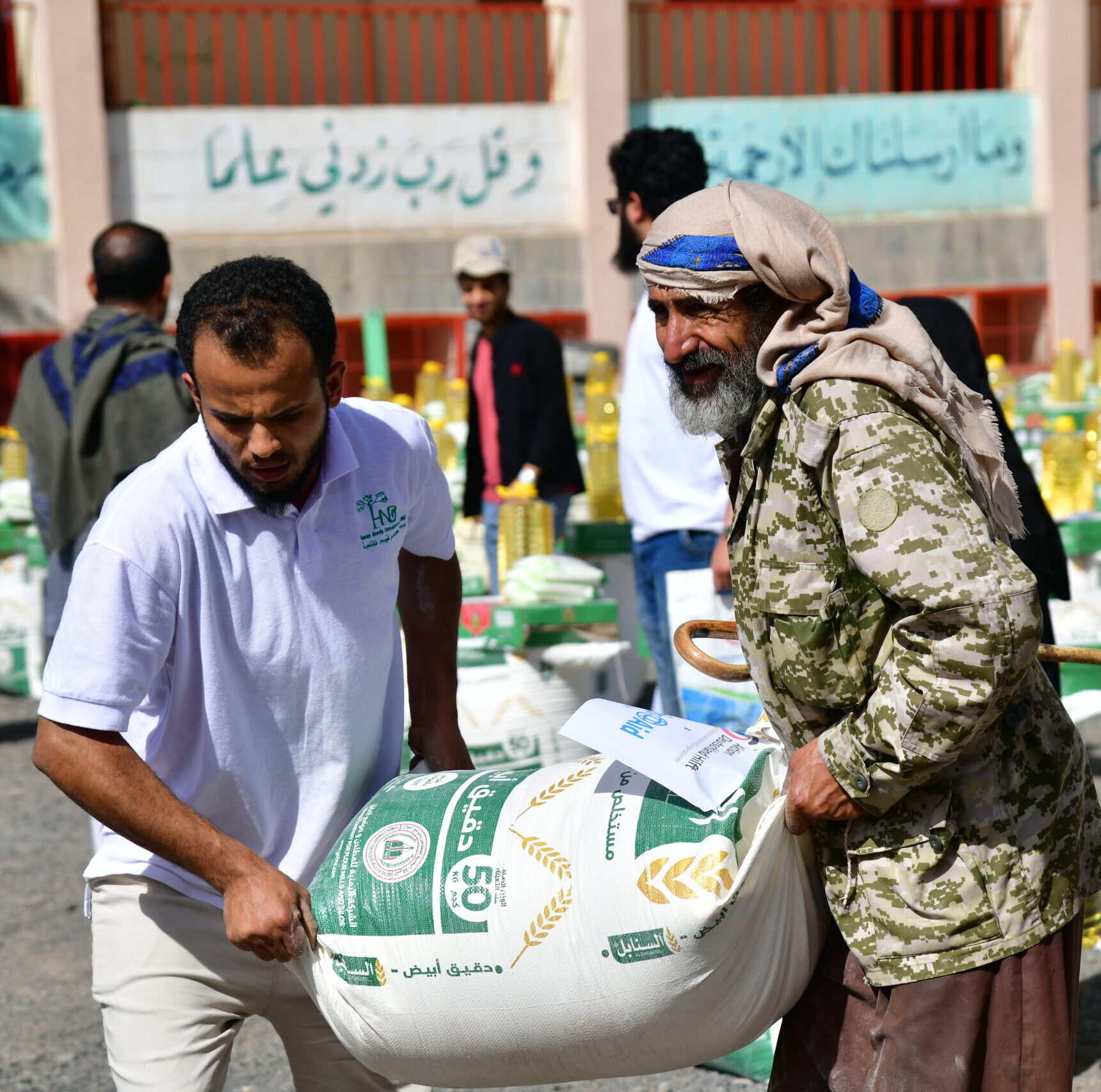 LandsAid_HND_Humanitärer Helfer packt mit an