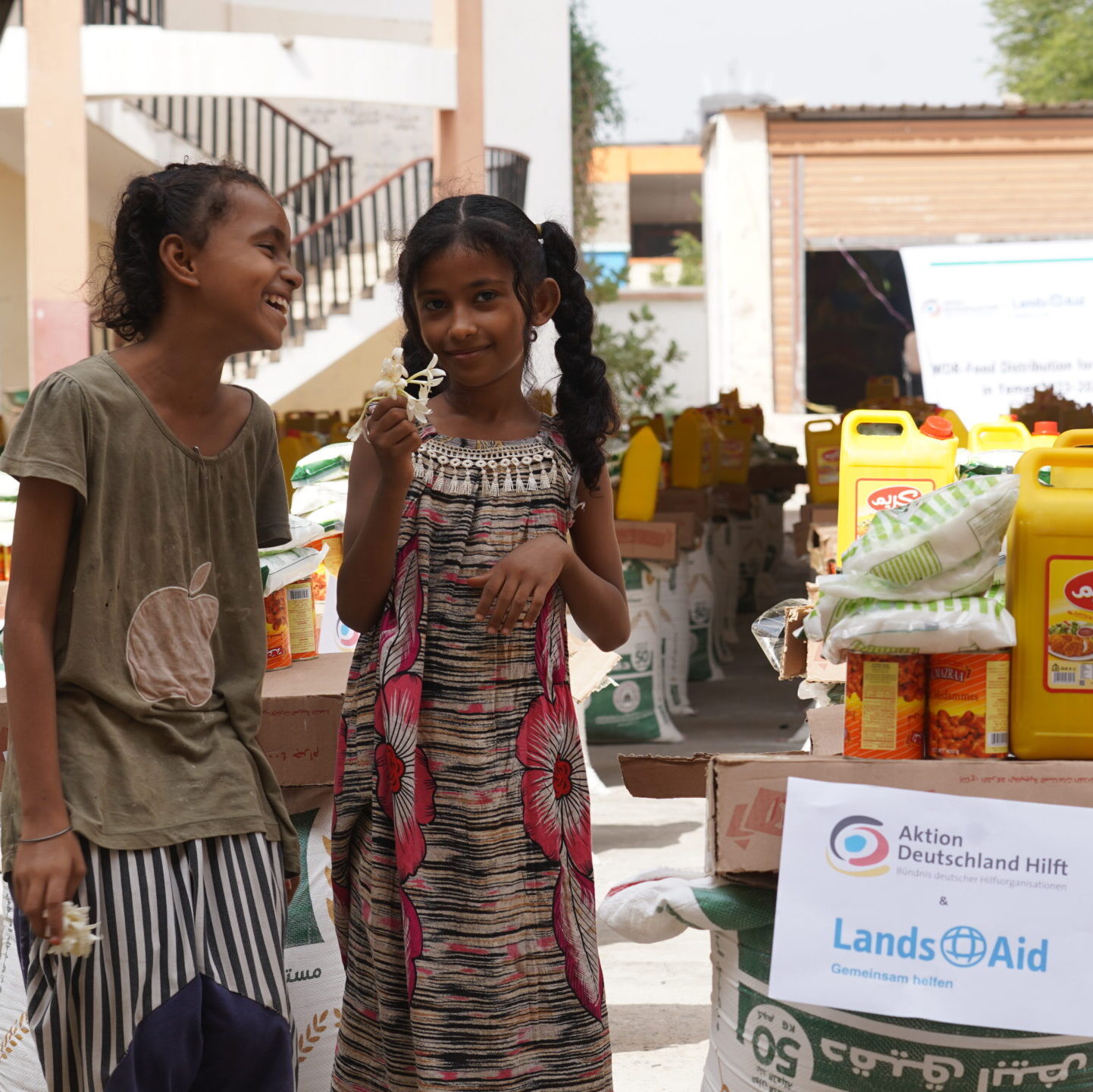 LandsAid_HND_Lebensmittelverteilung_zwei Mädchen