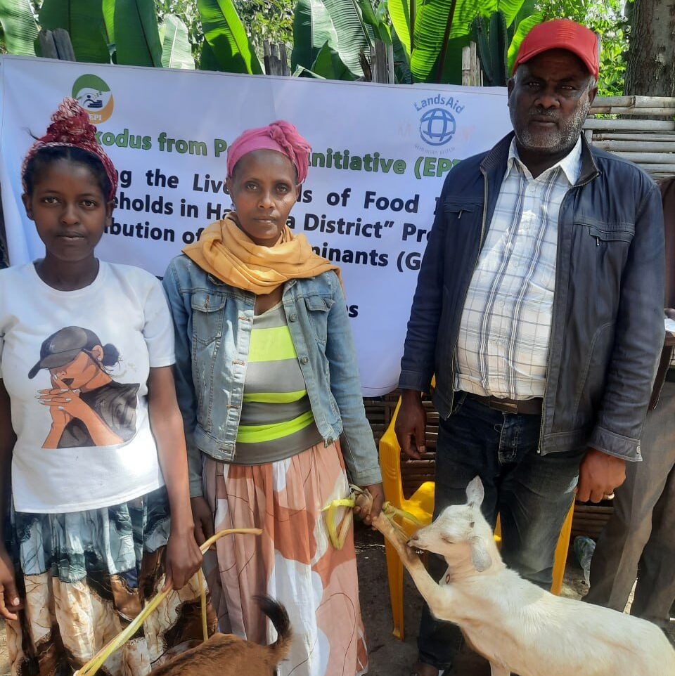 LandsAid_Äthiopien_Frauen_erhalten_Ziege