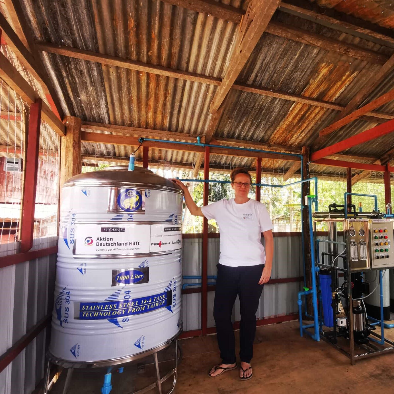 LandsAid_Projekt Burma_Myanmar_Caro Gerhardinger_vor Wasseraufbereitungsanlage
