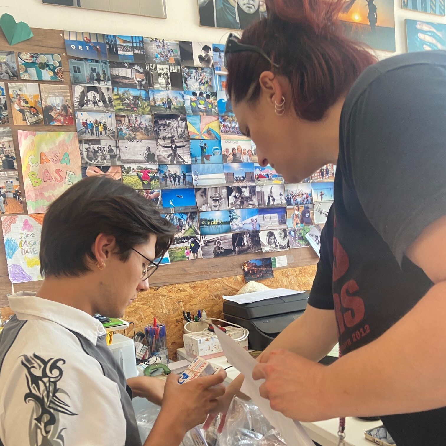 LandsAid_Naomi_Casa Base_Eingangsbereich_Rezeption_Maria und Volunteer Aaron_Medikamente