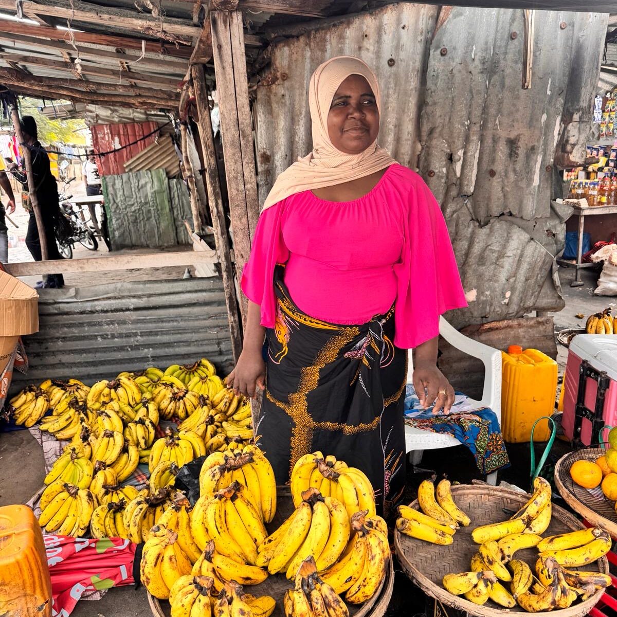 LandsAid_GMPIS_Mosambik_Schulung_Tag 1_Foto Frau mit Bananen