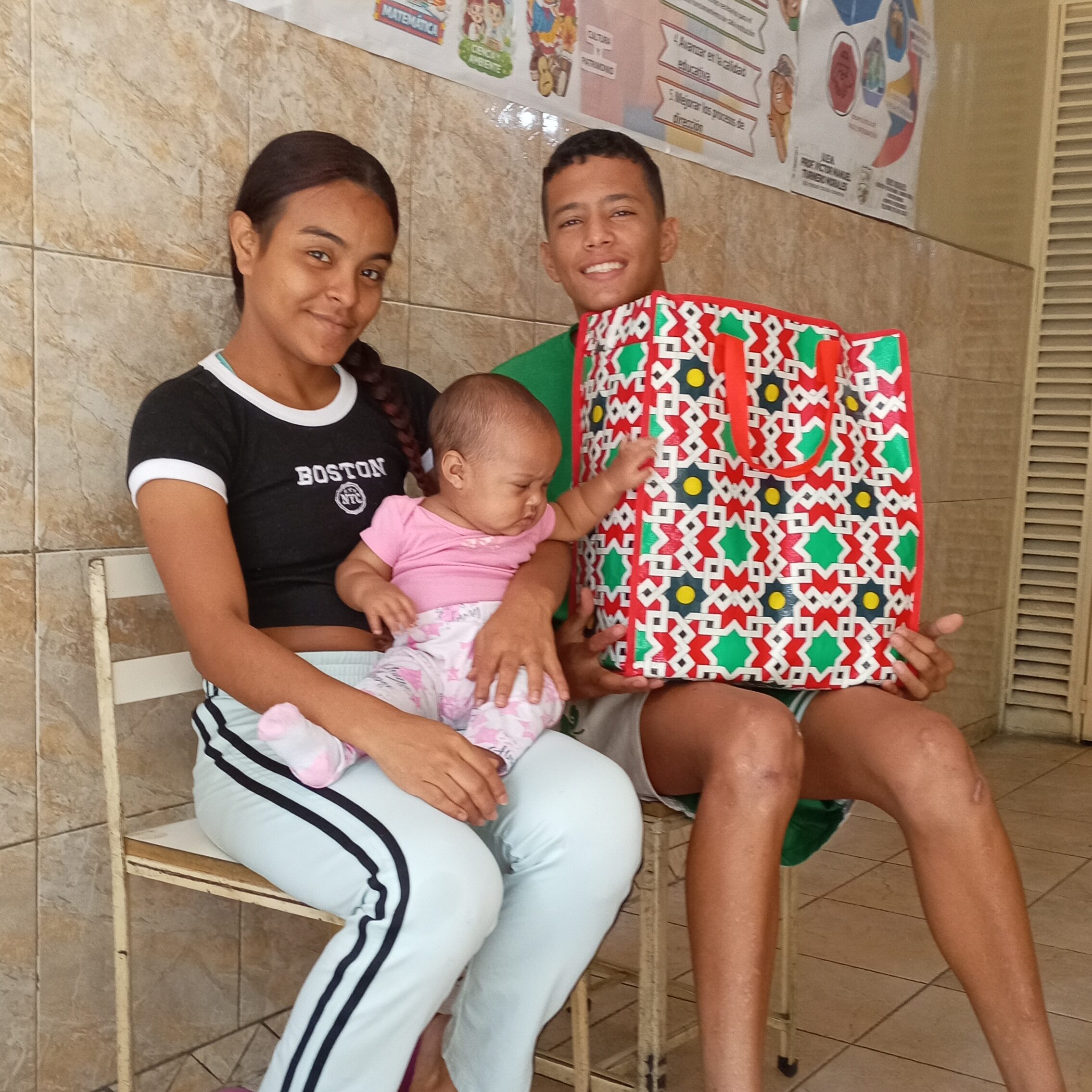 LandsAid_LasComaes_Visiones_Familie_Hilfsgüter_geschnitten