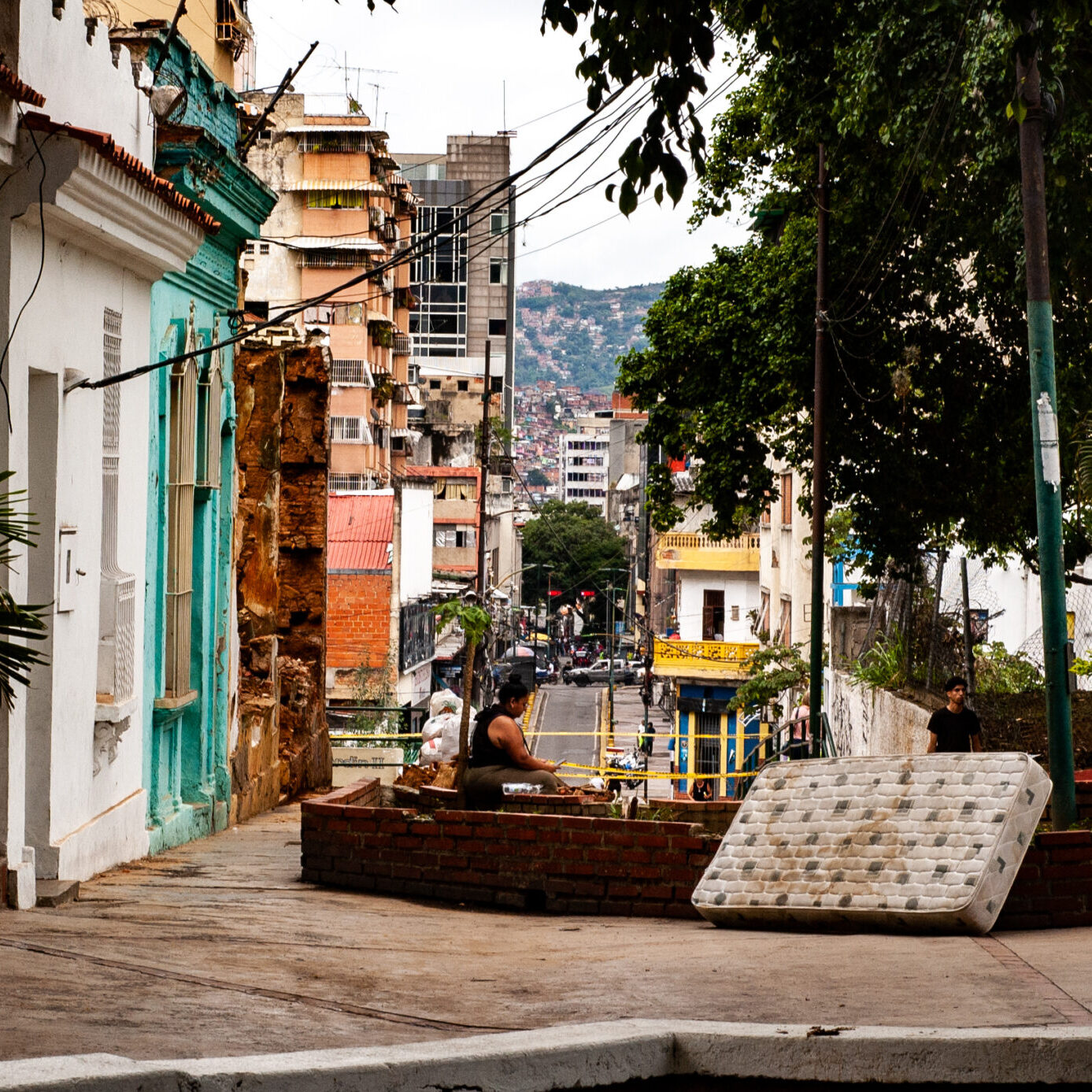 alrrededorres biblioteca nacional_caracas_LandsAid_LasComaesAndantes